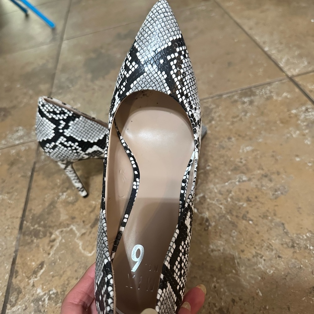 Black and white shoes size 9 m never wear it